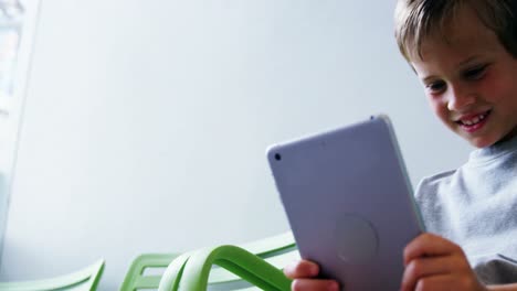 Junge-Benutzt-Digitales-Tablet-Im-Krankenhausflur