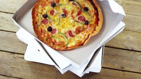 Leckere-Pizza-Im-Pizzakarton