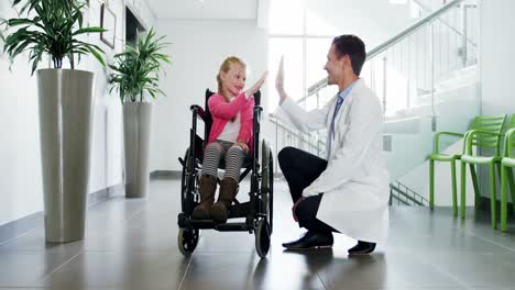 Arzt-Gibt-High-Five,-Um-Mädchen-Zu-Behindern