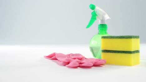 Esponja-De-Limpieza,-Guantes-Y-Botella-De-Spray