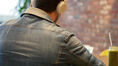 Mann-Hört-Musik-Auf-Einem-Digitalen-Tablet