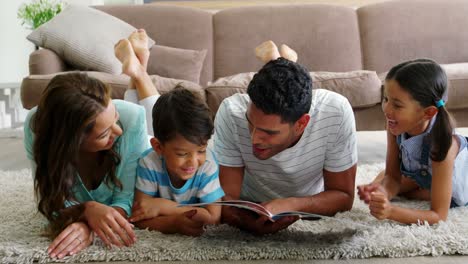 Glückliche-Familie-Liest-Buch-Im-Wohnzimmer