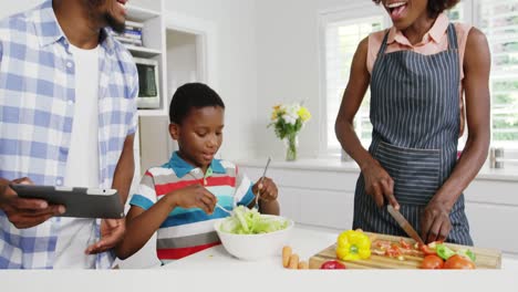 Glückliche-Familie,-Die-Essen-In-Der-Küche-Zubereitet