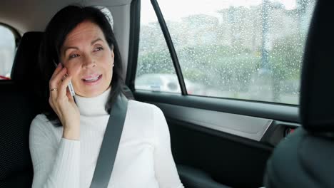 Businesswoman-talking-on-mobile-phone