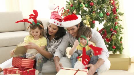Familie-öffnet-Weihnachtsgeschenke-Zu-Hause