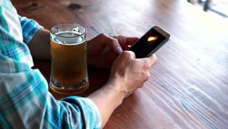 Mann-Benutzt-Mobiltelefon,-Während-Er-Bier-Trinkt