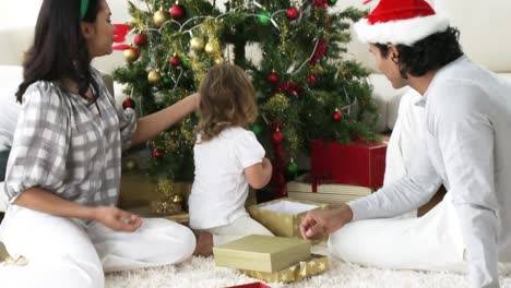 Panorama-of-family-decorating-Christmas-tree