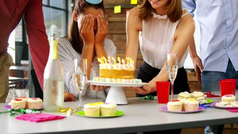 Ejecutivo-De-Negocios-Celebrando-Una-Fiesta-De-Cumpleaños-En-La-Oficina