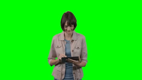 Frau-Benutzt-Digitales-Tablet-Vor-Grünem-Hintergrund