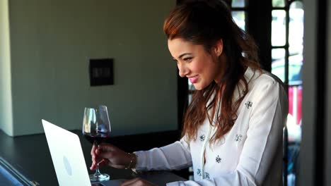 Woman-siting-in-a-restaurant-and-using-laptop-