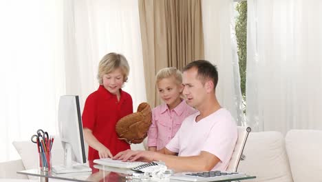 Mann-Benutzt-Einen-Computer-Und-Spricht-Mit-Seinen-Kindern