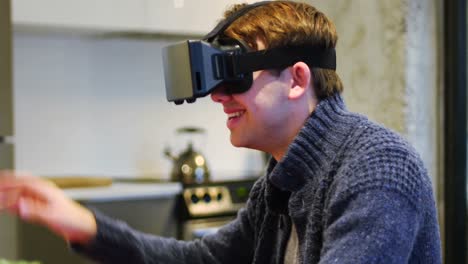 Hombre-Usando-Casco-De-Realidad-Virtual-En-Casa