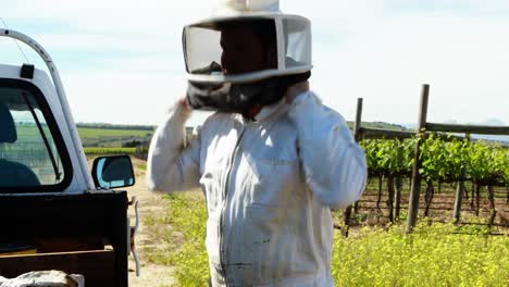 Imker-Trägt-Bienenanzug,-Während-Er-Sich-Auf-Die-Ernte-Vorbereitet