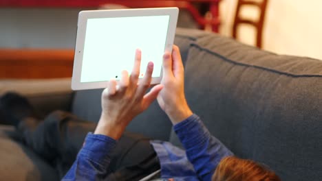 Mann-Liegt-Auf-Sofa-Und-Benutzt-Digitales-Tablet-Im-Wohnzimmer
