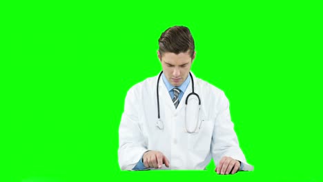 Médico-Masculino-Usando-Pantalla-Digital