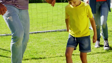 Glückliche-Eltern,-Die-Mit-Ihrem-Sohn-Fußball-Spielen