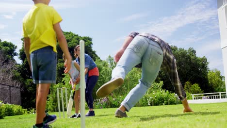 Familia-Jugando-Cricket-En-El-Parque