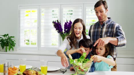 Glückliche-Familie-Bereitet-Gemüsesalat-Zu