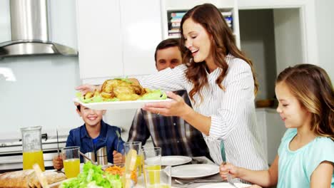 Familie,-Die-Zu-Hause-Gemeinsam-Eine-Gesunde-Mahlzeit-Zu-Sich-Nimmt
