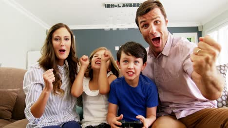 Glückliche-Familie-Spielt-Videospiel-Im-Wohnzimmer