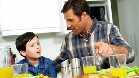 Vater-Und-Sohn-Essen-Gesund