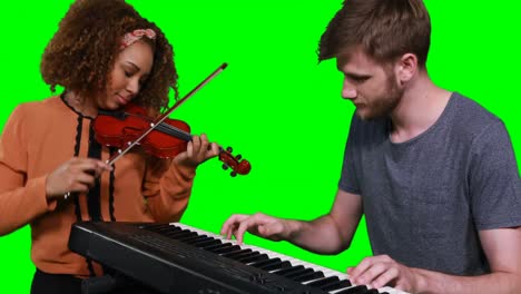 Musiker-Spielen-Klavier-Und-Violine
