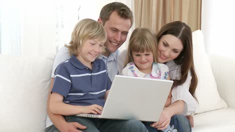 Familia-En-Casa-Usando-Una-Computadora-Portátil