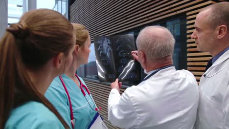 Ärzteteam-Diskutiert-über-Röntgenbericht