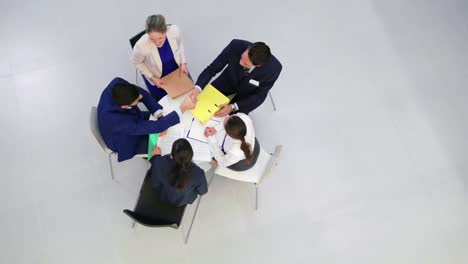 Geschäftsleute-Diskutieren-Während-Eines-Treffens-Im-Büro