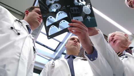 Ärzteteam-Diskutiert-über-Röntgenbericht