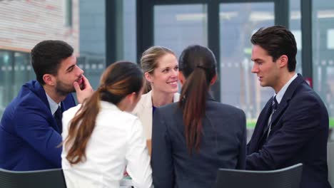 Empresarios-Discutiendo-Durante-Una-Reunión-En-La-Oficina