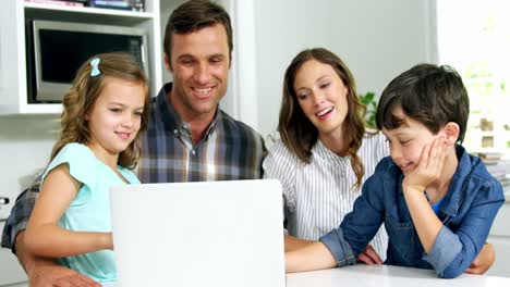 Glückliche-Familie-Mit-Laptop