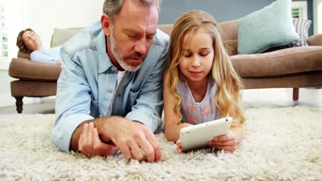 Vater-Und-Tochter-Nutzen-Digitales-Tablet-Im-Wohnzimmer