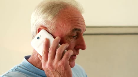 Älterer-Mann,-Der-Im-Schlafzimmer-Mit-Dem-Handy-Telefoniert