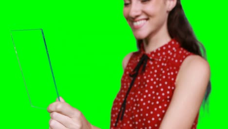 Mujer-Pretendiendo-Usar-Tableta-Digital