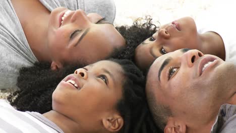 Afroamerikanische-Familie-Auf-Dem-Boden-Mit-Zusammengesteckten-Köpfen