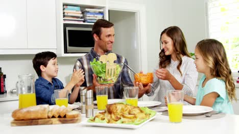Familia-Comiendo-Juntos-De-Forma-Saludable-En-Casa