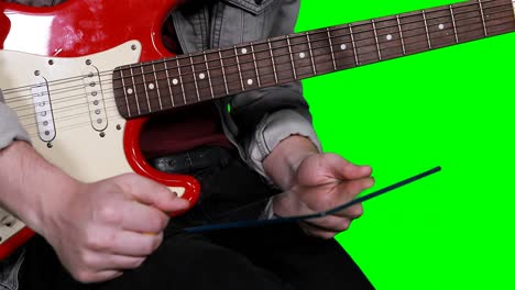 Mann-Hält-Digitales-Tablet-In-Der-Hand,-Während-Er-Gitarre-Spielt