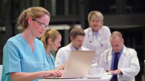 Enfermera-Usando-Laptop-En-La-Sala-De-Conferencias