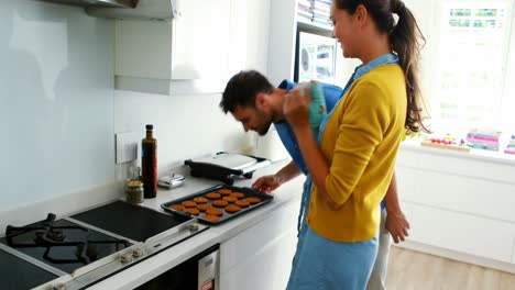 Pareja-Preparando-Galletas-En-La-Cocina