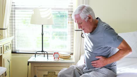 Unglücklicher-älterer-Mann,-Der-Unter-Bauchschmerzen-Leidet