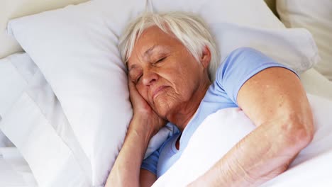 Senior-woman-sleeping-in-the-bedroom