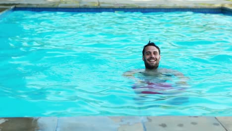 Lächelnder-Mann,-Der-Im-Pool-Schwimmt
