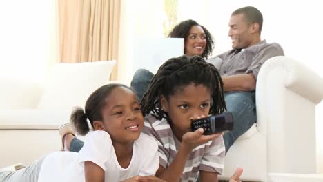 Afroamerikanische-Kinder,-Die-Auf-Dem-Boden-Fernsehen