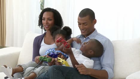 Afroamerikanische-Familie,-Die-Videospiele-Spielt
