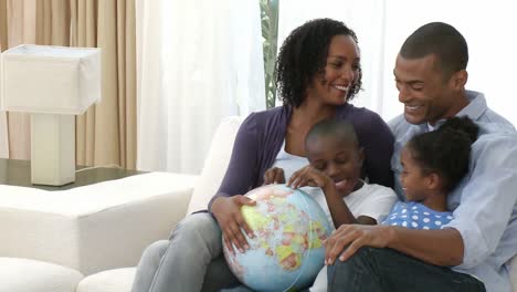 Familia-Afroamericana-Examinando-Un-Globo-Terrestre