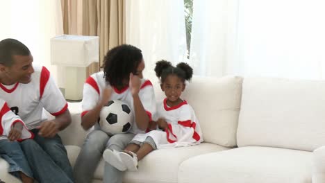 Familia-Afroamericana-Viendo-Un-Partido-De-Fútbol-En-Casa