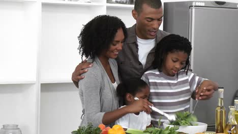 Panorama-Einer-Afroamerikanischen-Familie,-Die-Zu-Hause-Einen-Salat-Zubereitet