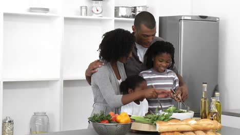 Familia-Afroamericana-Preparando-Una-Ensalada-En-La-Cocina