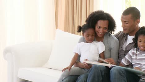 Afroamerikanische-Familie-Liest-Im-Wohnzimmer-Ein-Buch